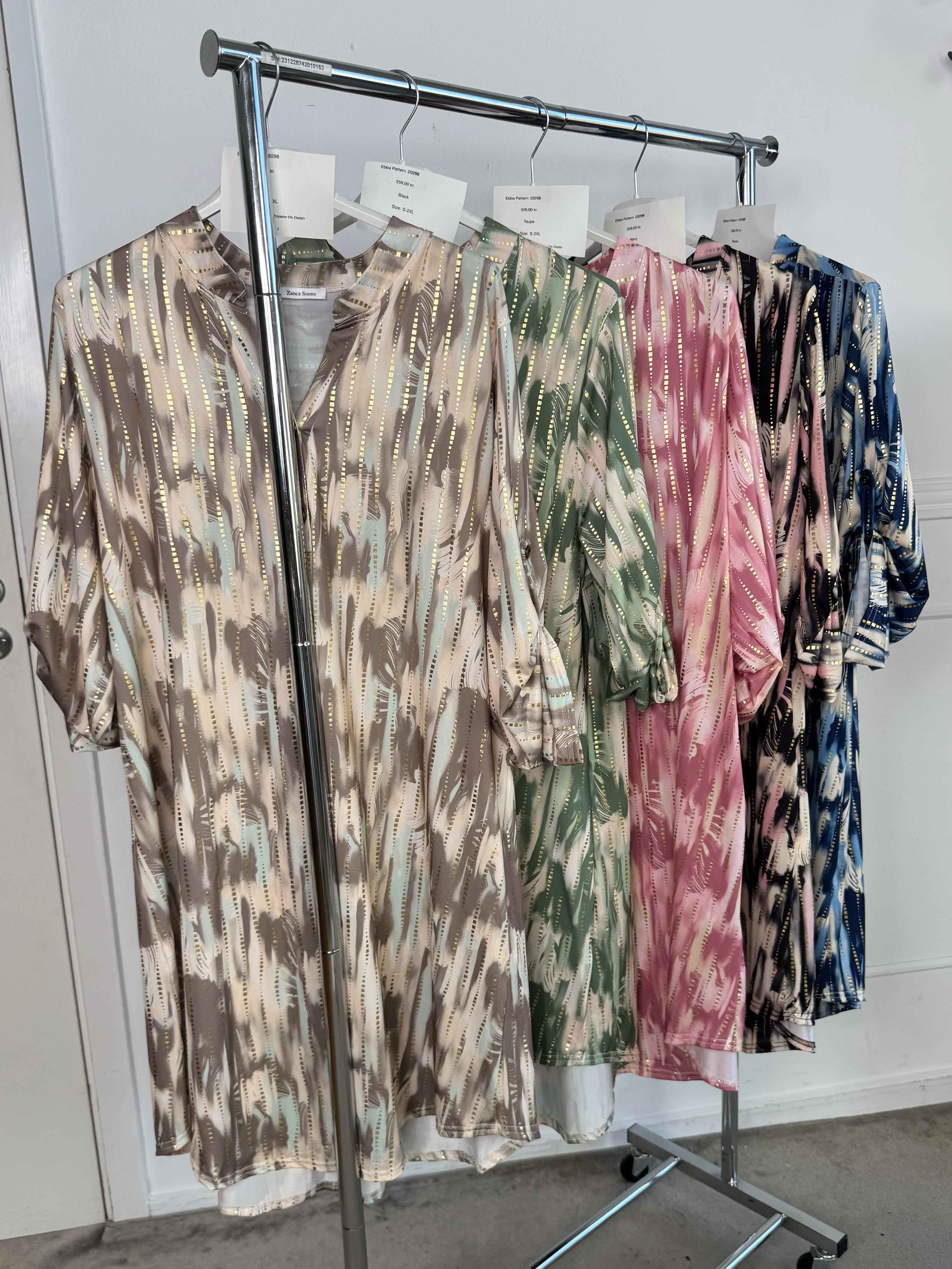 Ebba Pattern Long - Elastisk mönstrad klänning med gulddetaljer